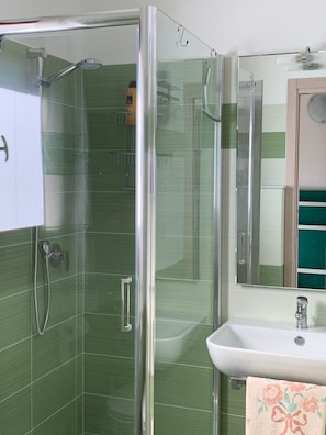 Dusche, Haartrockner, Handtücher, Toilettenpapier