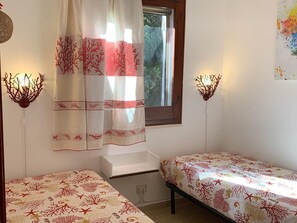 A room with two beds, a window with a curtain, and wall-mounted lights. - Chia Sardegna Casa di Marcy - sea view - free wifi (Chia)