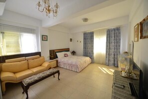 Deluxe Double Room | Individually decorated, individually furnished, desk, free WiFi - Happy feet Youth B&B (Hualien City)