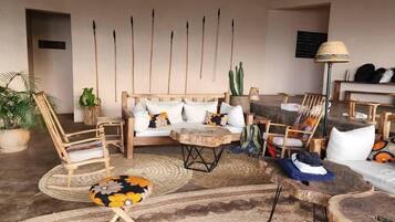 Breakfast, lunch, dinner served; local and international cuisine