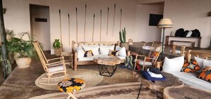 حيث تُقدم وجبات الإفطار، الغداء، العشاء، خيارت الطبخ المحلي والعالمي