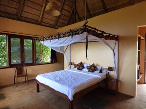 Panoramic Double or Twin Room | Premium bedding, in-room safe, individually decorated, desk - Kikonko Lodge (Buseruka)