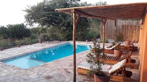 Outdoor pool, sun loungers - Kikonko Lodge (Buseruka)