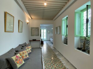 Habitación doble Deluxe (SAFSAF) | Área de sala de estar | Televisión de pantalla plana de 32 pulgadas con canales vía satélite