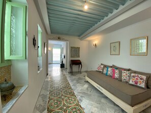 Habitació doble Deluxe | Sala d'estar | Televisor de pantalla plana de 32 polzades amb canals per satèl·lit 