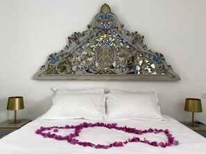 Ropa de cama de alta calidad y escritorio