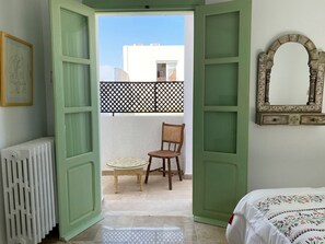 Habitación doble Deluxe, balcón (ABDELEYA) | Área de sala de estar | Televisión de pantalla plana de 32 pulgadas con canales vía satélite