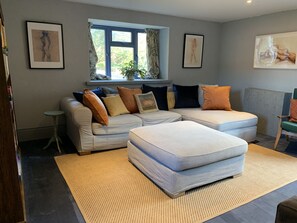 Televisión de pantalla plana, mesa de ping pong