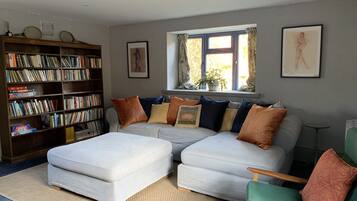 Design Cottage, 4 Bedrooms | Living room | Flat-screen TV, ping pong