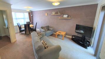 House | Living room | 30-inch flat-screen TV with digital channels, TV