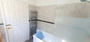 House | Bathroom - 3-bed House With Superfast Wi-fi, DW Lettings 15vr (Sittingbourne)