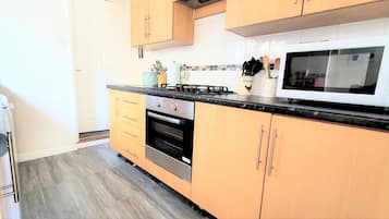 Rumah | Dapur pribadi | Lemari es, microwave, oven, dan kompor