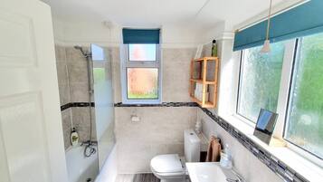 House | Bathroom | Combined shower/bathtub, deep-soaking bathtub, free toiletries