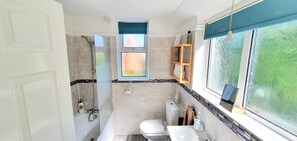 House | Bathroom | Combined shower/bathtub, deep-soaking bathtub, free toiletries