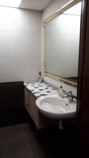 Shower, rainfall showerhead, free toiletries, hair dryer