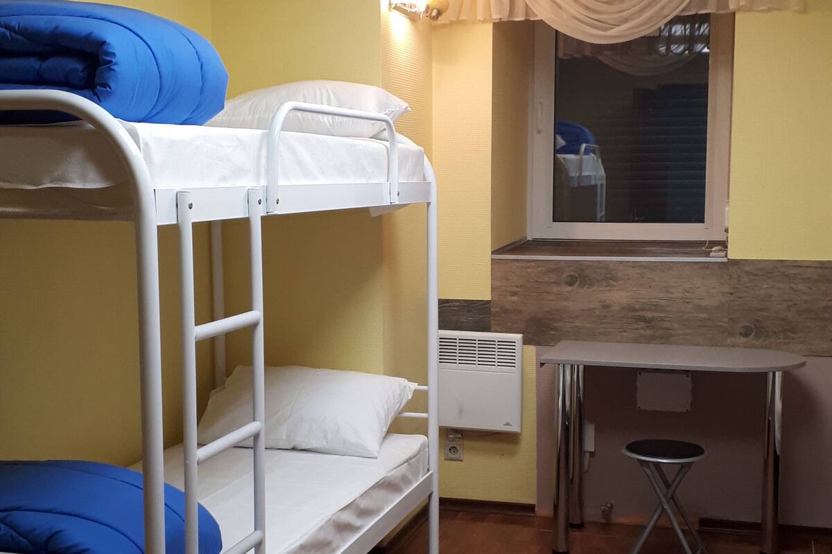 Hypo-allergenic bedding, in-room safe, blackout curtains, free WiFi