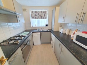 Appartement | Cuisine privée | Réfrigérateur, micro-ondes, four, plaque de cuisson