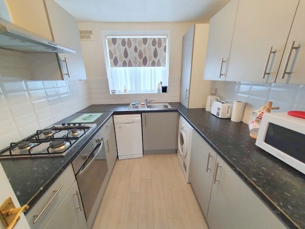 Apartment | Private kitchen | Fridge, microwave, oven, stovetop - 2-bed Flat With Superfast Wi-fi DW Lettings 9WW (Sittingbourne)
