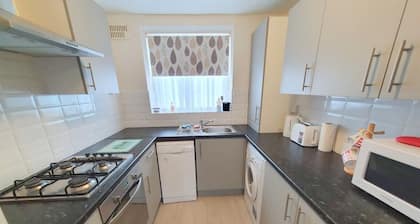 2-bed Flat With Superfast Wi-fi DW Lettings 9WW