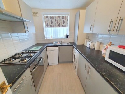 2-bed Flat With Superfast Wi-fi DW Lettings 9WW