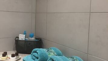 Appartement Duplex Familial, 2 chambres, non-fumeurs, terrasse | Équipements de salle de bain | Douche, douche à « effet pluie », articles de toilette de luxe