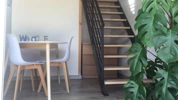 Dúplex familiar, 2 habitaciones, no fumadores, terraza | Zona de estar | Televisión LED de 120 cm con canales por satélite, una televisión
