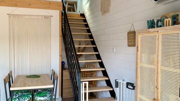 Appartement Duplex Familial, 2 chambres, non-fumeurs, terrasse | Coin séjour | Télévision LED, console de jeux vidéo, table de tennis de table, jouets