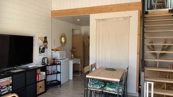 Nhà Duplex dành cho gia đình, 2 phòng ngủ, không hút thuốc, hiên | Khu phòng khách | TV LED 120-cm có truyền hình vệ tinh, TV, máy chơi game