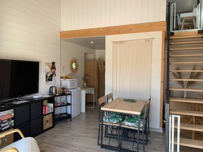 Nhà Duplex dành cho gia đình, 2 phòng ngủ, không hút thuốc, hiên | Khu phòng khách | TV LED 120-cm có truyền hình vệ tinh, TV, máy chơi game 