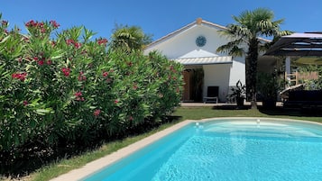 Sesongbasert utendørsbasseng og solsenger