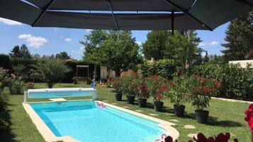 Piscine extérieure (ouverte en saison), chaises longues