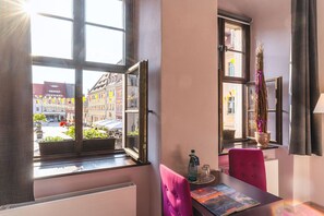 Dobbeltrom – comfort | Oppholdsområde | En 25-tommers Flatskjerm-TV med kabel-kanaler samt TV og nettbrett