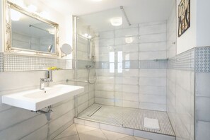 Comfort Double Room | Bathroom | Shower, hair dryer, towels - Pirn'scher Hof - Hotel Garni (Pirna)