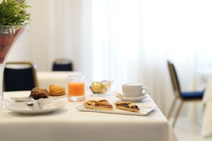 Free daily buffet breakfast  - Hotel Villa (Bisceglie)