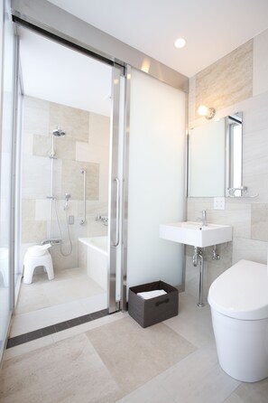 Habitación Confort con 2 camas individuales | Baño | Tina y regadera independientes y amenidades de baño gratuitas 