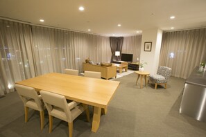 Suite | Peti besi dalam bilik, meja, ruang kerja komputer riba 