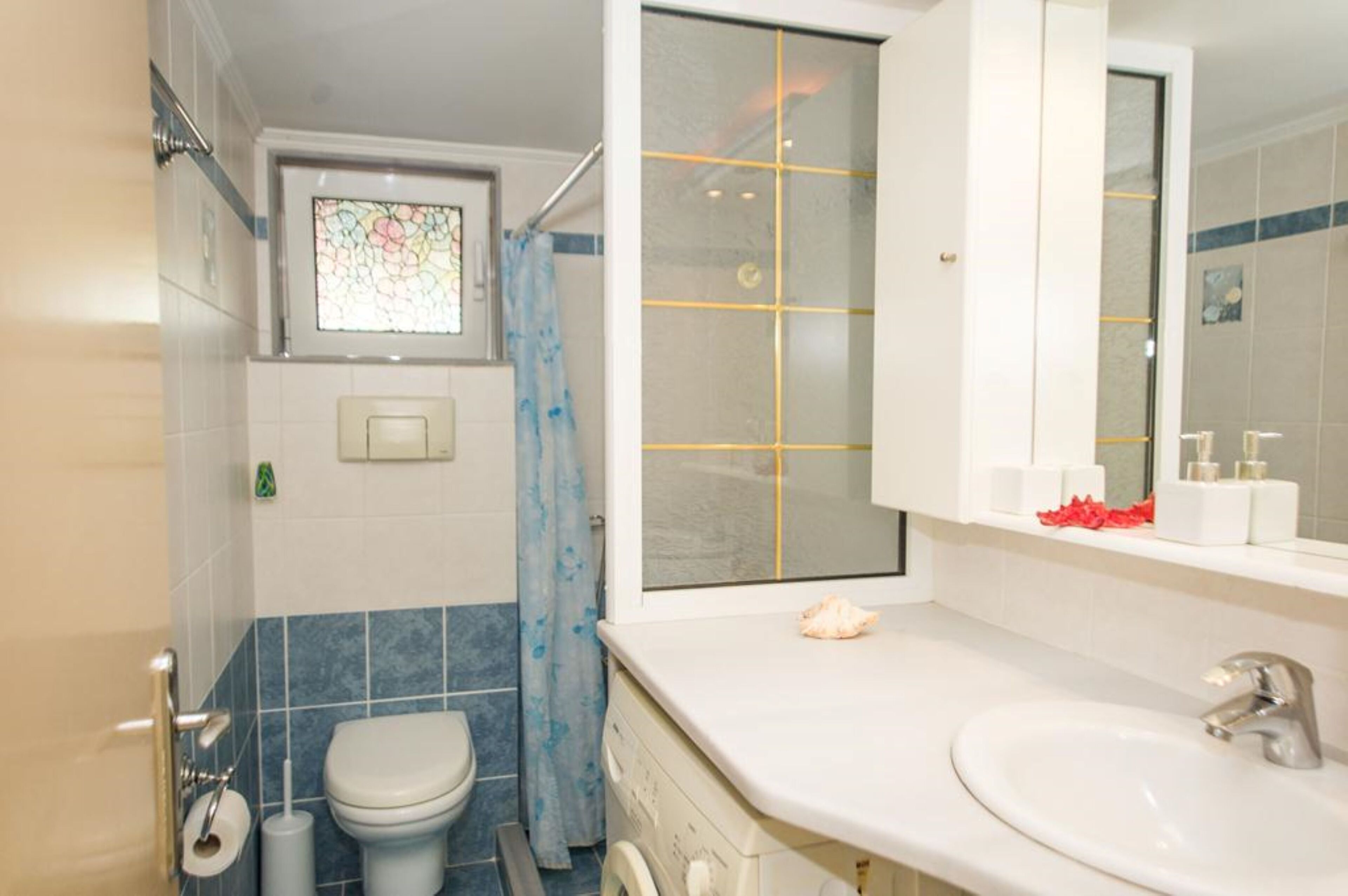 Apartment, 2 Bedrooms | Bathroom | Shower, hair dryer, towels, soap