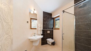 Appartamento (9) | Bagno | Doccia, asciugacapelli, asciugamani, carta igienica