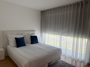 1 chambre, bureau, chambres insonorisées, fer et planche à repasser