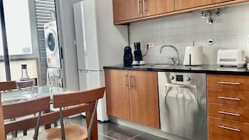 Een koelkast, een microgolfoven, een oven, een vaatwasser