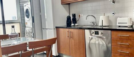 Kühlschrank, Mikrowelle, Ofen, Geschirrspüler