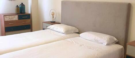 3 soverom, skrivebord, lydisolert og strykejern/-brett