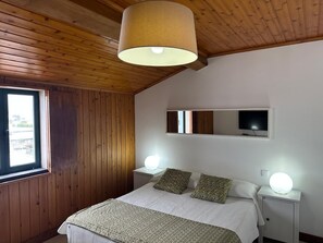 1 室のベッドルーム、デスク、アイロン / アイロン台、旅行用ベビーベッド