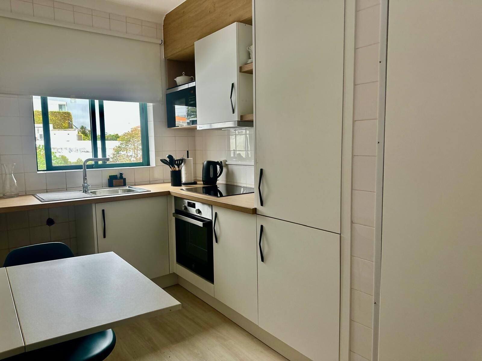 Fridge, microwave, oven, coffee/tea maker