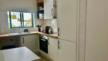 Fridge, microwave, oven, coffee/tea maker