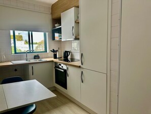 Fridge, microwave, oven, coffee/tea maker