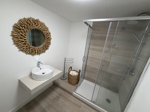 Secador de cabelo, toalhas de banho