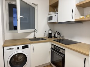 Fridge, microwave, oven, coffee/tea maker