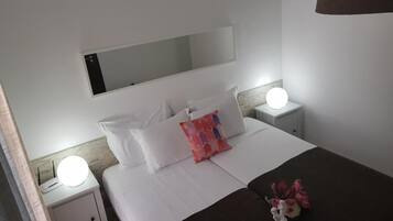 1 habitación, escritorio, tabla de planchar con plancha y cuna de viaje