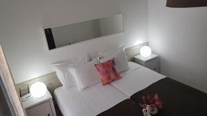 1 habitación, escritorio, tabla de planchar con plancha y cuna de viaje